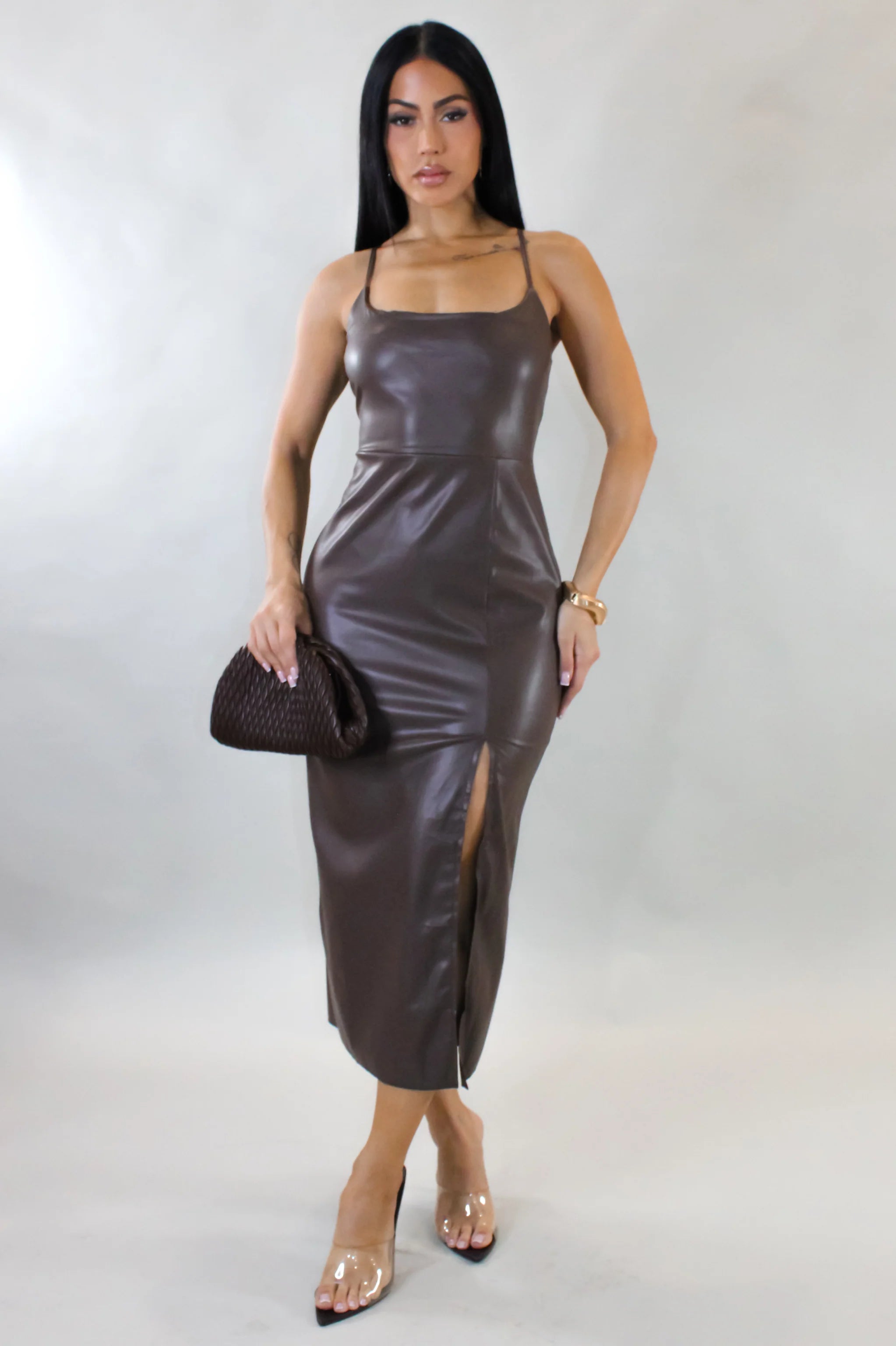 Te seducirá con un vestido midi - Camel